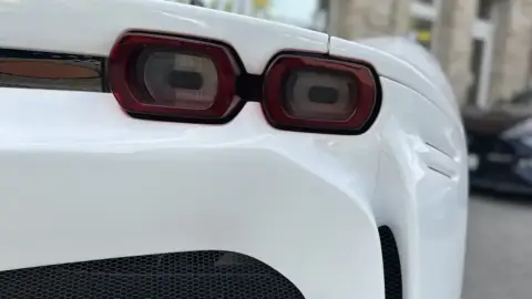 Ferrari SF90 Stradale – Autóbérlés exkluzív pillanatokhoz! 2