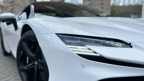 Ferrari SF90 Stradale – Autóbérlés exkluzív pillanatokhoz! 4