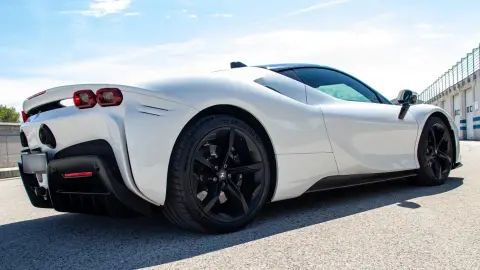 Ferrari SF90 Stradale élményvezetés a Kakucs Ringen 4