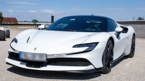Ferrari SF90 Stradale élményvezetés a Kakucs Ringen 15