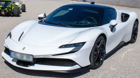 Ferrari SF90 Stradale élményvezetés a Kakucs Ringen 10
