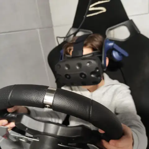 VR Autószimulátor Kapuváron – Versenyzői izgalmak a virtuális versenypályán!