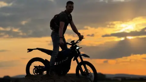 Apa-Fia off-road túra elektromos motorral a Liszt Ferenc Repülőtérnél 1