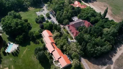 Geréby Kúria Hotel és Lovasudvar: 2 éjszaka kettesben – Lovaglással! 2