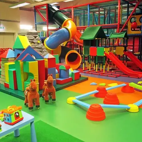 Zártkörű gyerek születésnapi buli a KÖLYÖKPARK Játszóházban – Kecskemét