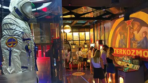 Családi belépő a Budapest Retro Élményközpontba + Ajándék hot dog menüvel! 3