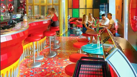 Családi belépő a Budapest Retro Élményközpontba + Ajándék hot dog menüvel! 8