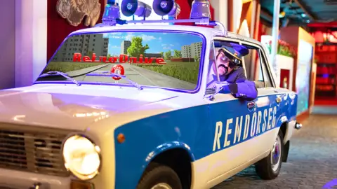 Családi belépő a Budapest Retro Élményközpontba + Ajándék hot dog menüvel! 15