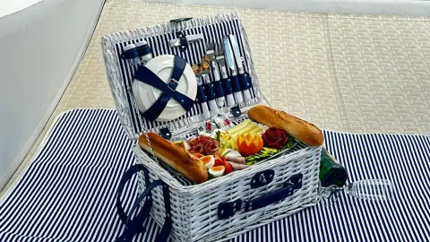 Piknik a Balatonon kettesben – 1 óra privát hajózás Siófokon 5