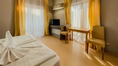 Hétköznapi feltöltődés szerelmeseknek – Mediterrán szállás 2 főre Siófokon 9