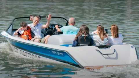 Száguldás a Dunán! – 25 perces motorcsónakos élményhajózás Visegrádon 17