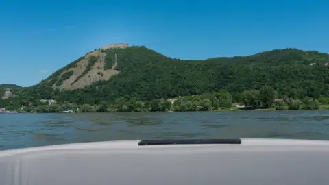 Száguldás a Dunán! – 25 perces motorcsónakos élményhajózás Visegrádon 14