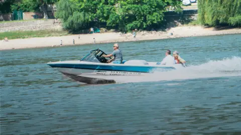 Száguldás a Dunán! – 25 perces motorcsónakos élményhajózás Visegrádon 25