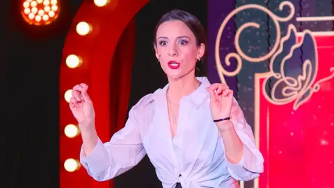 Hogyan legyünk NER-feleség? – Színházjegy a VÖRÖS NEON előadására 1