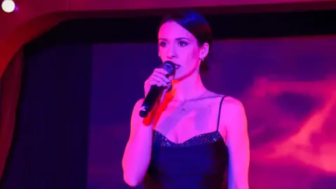 Hogyan legyünk NER-feleség? – Színházjegy a VÖRÖS NEON előadására 5