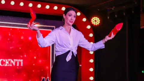 Hogyan legyünk NER-feleség? – Színházjegy a VÖRÖS NEON előadására 4