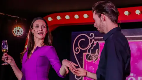 Hogyan legyünk NER-feleség? – Színházjegy a VÖRÖS NEON előadására 7