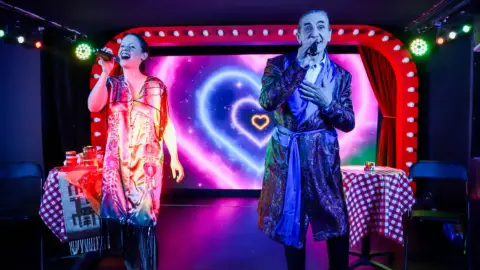 Make Magyarország Great Again – Színházjegy a VÖRÖS NEON előadására 2