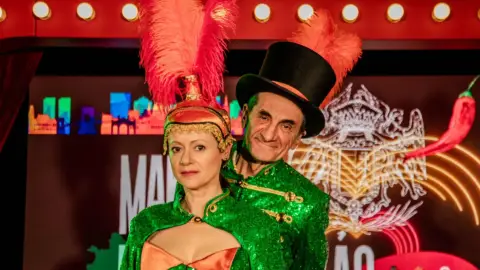 Make Magyarország Great Again – Színházjegy a VÖRÖS NEON előadására 3