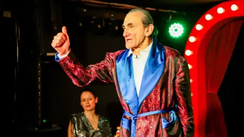 Make Magyarország Great Again – Színházjegy a VÖRÖS NEON előadására 4