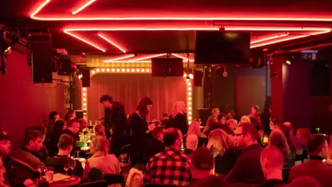 Isteni végjáték – Színházjegy a VÖRÖS NEON előadására 2