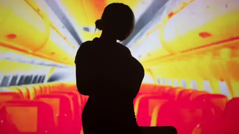 Szombat esti kabaré: We Are The World – Belépőjegy a VÖRÖS NEON előadására 6