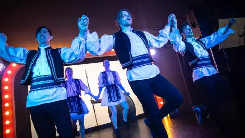 Szombat esti kabaré: We Are The World – Belépőjegy a VÖRÖS NEON előadására 7