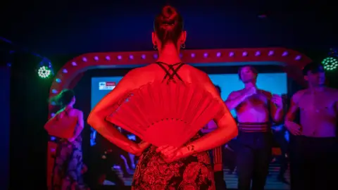 Szombat esti kabaré: We Are The World – Belépőjegy a VÖRÖS NEON előadására 18