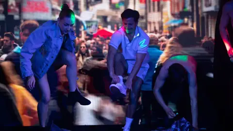 Szombat esti kabaré: We Are The World – Belépőjegy a VÖRÖS NEON előadására 17