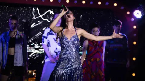 Szombat esti kabaré: We Are The World – Belépőjegy a VÖRÖS NEON előadására 12