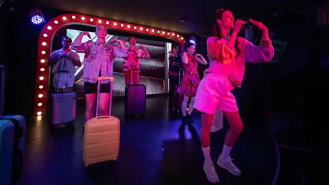 Szombat esti kabaré: We Are The World – Belépőjegy a VÖRÖS NEON előadására 10