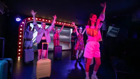 Szombat esti kabaré: We Are The World – Belépőjegy a VÖRÖS NEON előadására 8