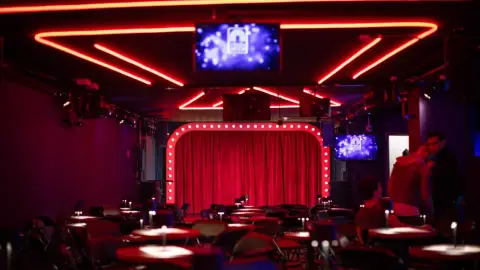 Isteni végjáték – Színházjegy a VÖRÖS NEON előadására 3