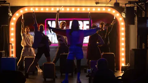 Szombat esti kabaré: We Are The World – Belépőjegy a VÖRÖS NEON előadására 11