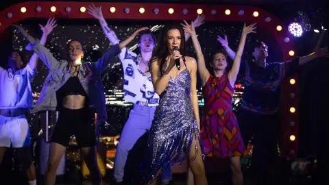 Szombat esti kabaré: We Are The World – Belépőjegy a VÖRÖS NEON előadására 9
