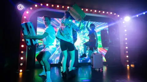 Szombat esti kabaré: We Are The World – Belépőjegy a VÖRÖS NEON előadására 15