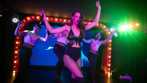 Szombat esti kabaré: We Are The World – Belépőjegy a VÖRÖS NEON előadására 14