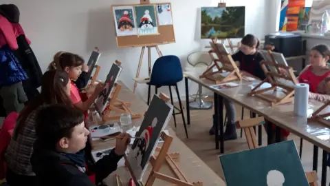 Élményfestés gyerekeknek Pécsett, a Sziluett Rajz- és Festőiskolában 2