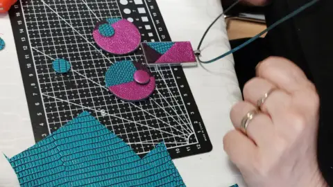 Alkotó Nők Tere – Bőrékszer és kiegészítő készítő csoportos workshop Budapesten 2