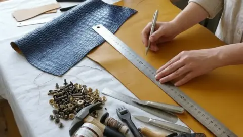 Alkotó Nők Tere – Varrás nélküli bőrtáska készítő csoportos workshop Budapesten 5