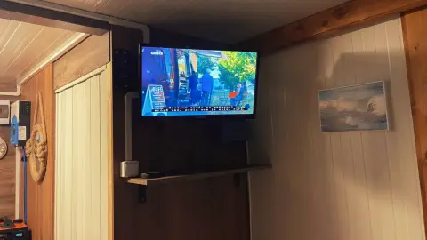 Úszóház a Tisza-tavon motorcsónakkal – Hétköznapi menedék a vízen! 6