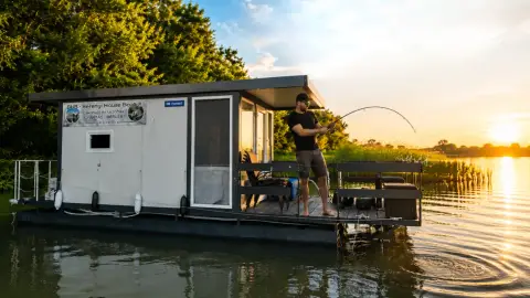 Úszóház a Tisza-tavon motorcsónakkal – Hétköznapi menedék a vízen! 7