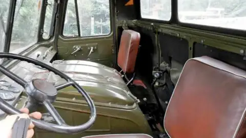 GAZ 66 katonai szállító teherautó vezetés terepen akár 10 utassal 2