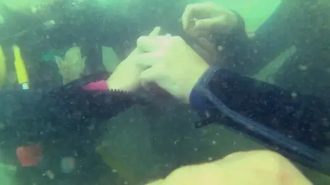 Leánykérés víz alatt, búvárkodás közben 5