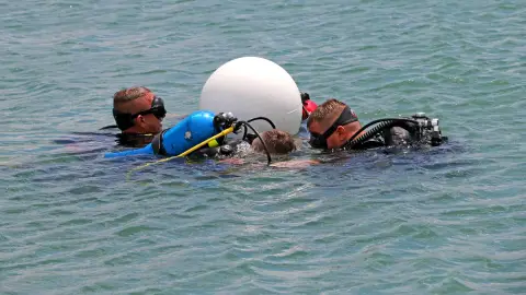 Leánykérés víz alatt, búvárkodás közben 6