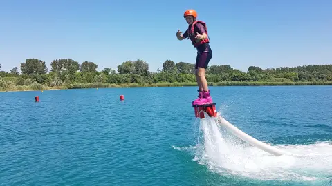 Flyboard élmény tengerkék tavon Budapest szélén 3