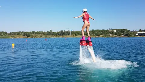 Flyboard élmény tengerkék tavon Budapest szélén 4