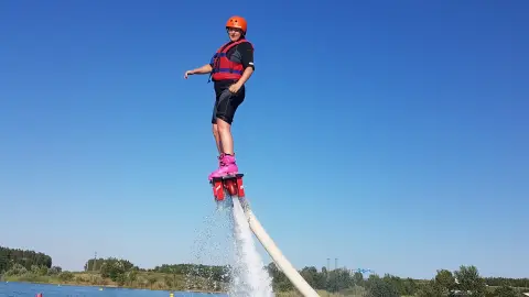 Flyboard élmény tengerkék tavon Budapest szélén 5