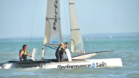 Katamaránnal a Balatonon 1 fő részére 5