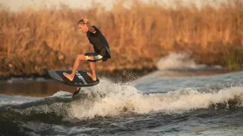 Fullos szörfélmény Budapesten! Szuper céges buli a Dunán 2